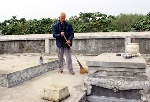 Ông lão gần 40 năm bảo vệ mộ chúa Nguyễn