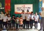 Hội người mù Huế: Trao phần thưởng và quà cho các em khuyết tật