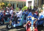 Nam Đông: Tặng 20 chiếc xe quay, xe đẩy cho người khuyết tật