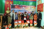 Chương trình “Áo ấm mùa đông” đến với xã Hồng Vân- A Lưới 