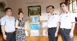 Tặng sách “Hoàng Sa-Trường Sa trong tâm thức Việt Nam” cho bộ đội Hải quân