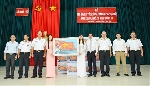 ĐHSP Huế: Trao tặng 3500 lá cờ Tổ quốc cho Trường Sa