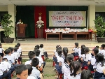 Ấm áp trao quà cho học sinh có hoàn cảnh khó khăn tại trường tiểu học Huyền Trân