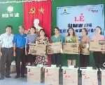 Liên đoàn Lao động tỉnh trao tặng máy vi tính cho các trường học vùng trũng trên địa bàn tỉnh
