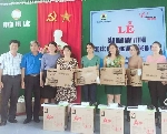 Liên đoàn Lao động tỉnh trao tặng máy vi tính cho các trường học vùng trũng trên địa bàn tỉnh