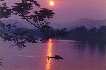 Ánh trăng trên sông Hương