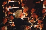 Simon Rattle lần đầu chỉ huy dàn nhạc tại Việt Nam