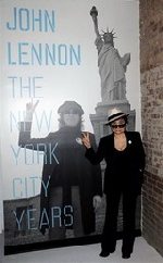 Vợ John Lennon triển lãm bộ quần áo đẫm máu của chồng 