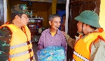 Chủ tịch UBND tỉnh Nguyễn Văn Phương thăm hỏi, động viên người dân bị chia cắt do lũ tại Quảng Điền
