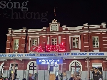 Bóng người đổ xuống sân ga