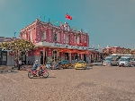Bóng người đổ xuống sân ga