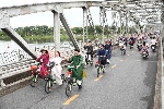 "Áo dài qua phố" lan tỏa thông điệp du lịch xanh tại Huế