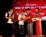 Bài hát Việt đuối giữa dòng