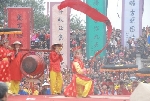 Bí ẩn màn múa “quay lưng” lại khán đài 