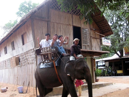 Ngôi nhà dài, nơi nối kết và hội tụ nghĩa gia tộc của người Taôih