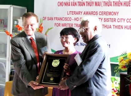Nhà văn Trần Thùy Mai nhận giải thưởng của Hội Hữu nghị San Francisco – Tp. Hồ Chí Minh