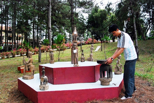 Không gian hoa và tượng gỗ Tây nguyên