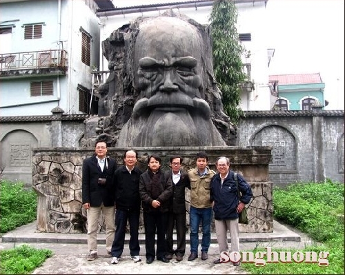 Ngày thơ viếng mộ thi nhân