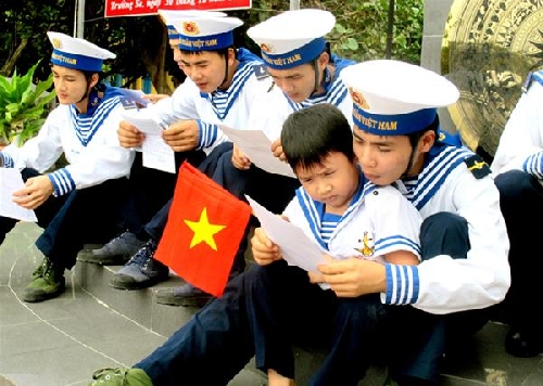 Nói với con về Tổ quốc