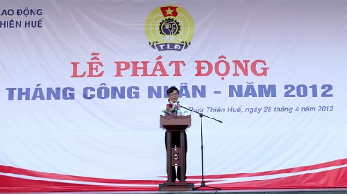 Nhân Tháng Công nhân, Tạp chí Sông Hương tặng quà cho các cháu mồ côi cha mẹ chết vì tai nạn lao động