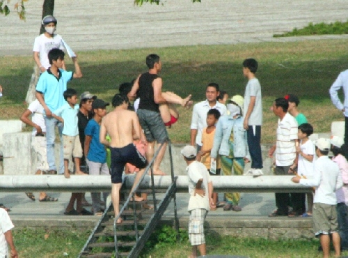 Hai thanh niên dũng cảm nhảy xuống sông Hương cứu người tự tử