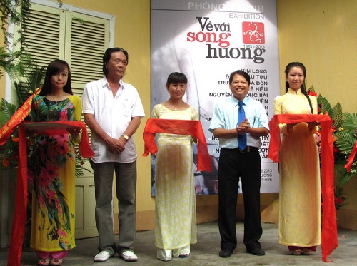 Khai mạc phòng tranh “Về với Sông Hương”