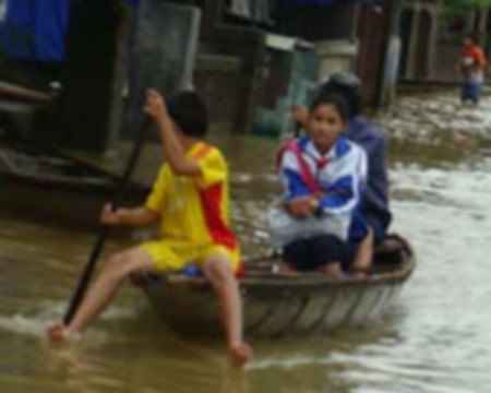 Cảnh trẻ nghịch lũ ở Huế 