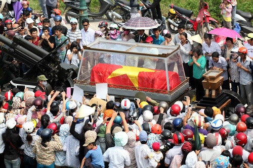 'Biển người' đón linh cữu Đại tướng