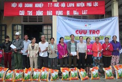 100 suất quà do Hiệp Hội Doanh nghiệp TT- Huế cứu trợ cho nhân dân vùng bão