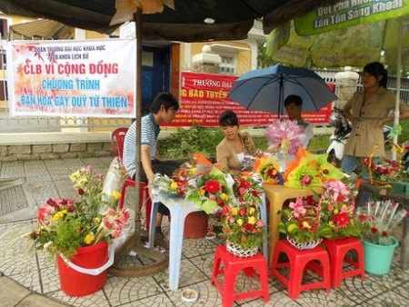 Sinh viên Huế xuống đường bán hoa làm từ thiện.