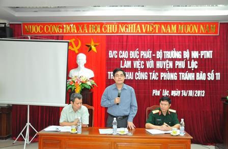Bộ trưởng Bộ NN&PTNT Cao Đức Phát kiểm tra công tác phòng chống bão số 11 tại huyện Phú Lộc, TT- Huế