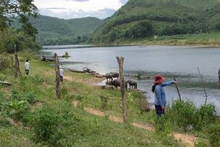 Cấp giấy chứng nhận quyền sử dụng đất cho các hộ bị ảnh hưởng bão lụt năm 1999 và những vấn đề đặt ra 
