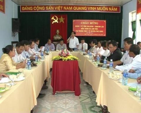 Trung tâm y tế Phú Vang làm việc với đoàn cán bộ y tế tỉnh Salavan.