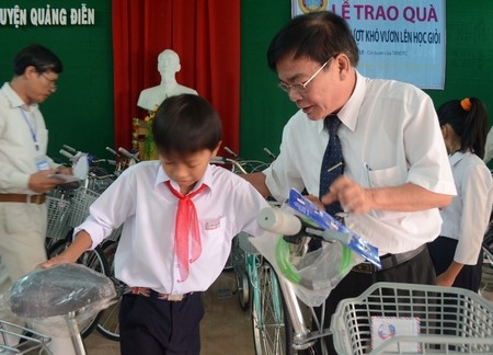 Thừa Thiên Huế: Trao 100 suất quà cho học sinh nghèo vượt khó