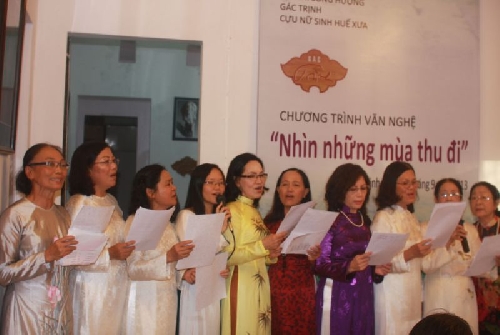 Gác Trịnh: “Nhìn những mùa thu đi”.