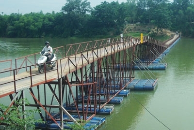 Ban Kinh tế và Ngân sách giám sát việc quản lý, sử dụng cầu phao bắt qua sông Tả Trạch 