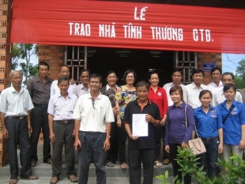 310 triệu đồng hỗ trợ 9 nhà tình thương chữ thập đỏ.