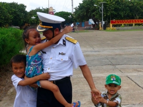 Hồn nhiên những em bé Trường Sa
