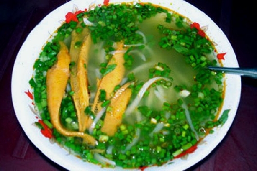 Đến Huế nhớ ăn bánh canh cá tràu