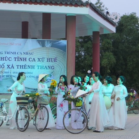 Hát giữa phố xá thênh thang