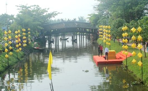 Về cầu ngói Thanh Toàn dự "Chợ quê ngày hội"