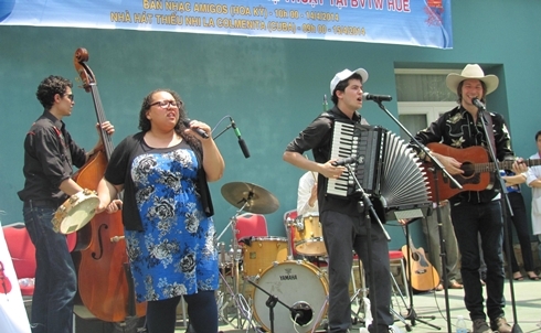 Ban nhạc The Amigos "cháy" hết mình phục vụ khán giả