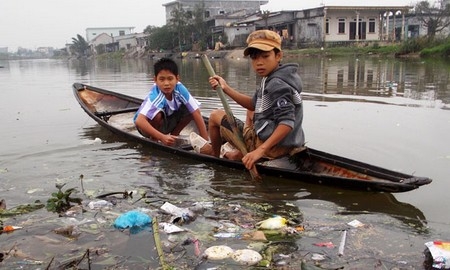 Sông đầy rác