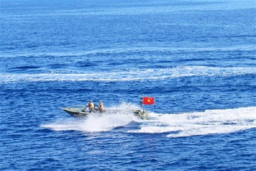Trợ giúp ngư dân bị bệnh ở Trường Sa