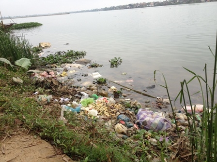 Rác thải đang làm ô nhiễm sông Hương