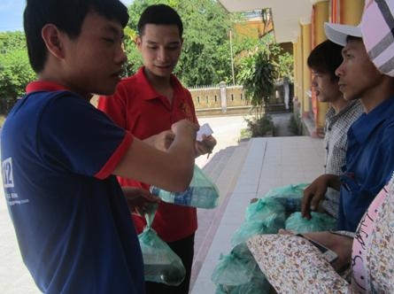 Phường Đúc: Trao 200 suất cơm miễn phí cho thí sinh 