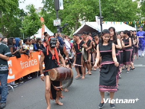 Âm thanh cồng chiêng Tây Nguyên ở Carnaval nhiệt đới Paris