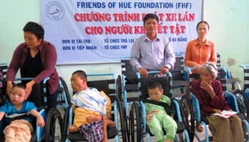 50 chiếc xe lăn trao cho người khuyết tật khó khăn TT-Huế