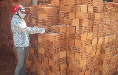 Buộc di dời nhà máy sản xuất gạch gây ô nhiễm môi trường