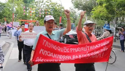 Người dân Cố đô Huế xuống đường biểu tình phản đối Trung Quốc